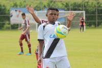 Jackson Neneca disputa bola com atleta do Fluminense