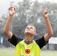 Joo Pedro simula a comemorao de um gol, agradecendo a Deus.