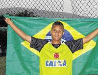 O lateral-esquerdo posa com a Bandeira do Brasil: sonho de fazer carreira na seleo