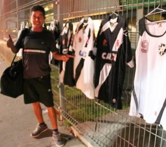 O torcedor do Fla festejou a renda extra adquirida com a venda de camisa do Vasco