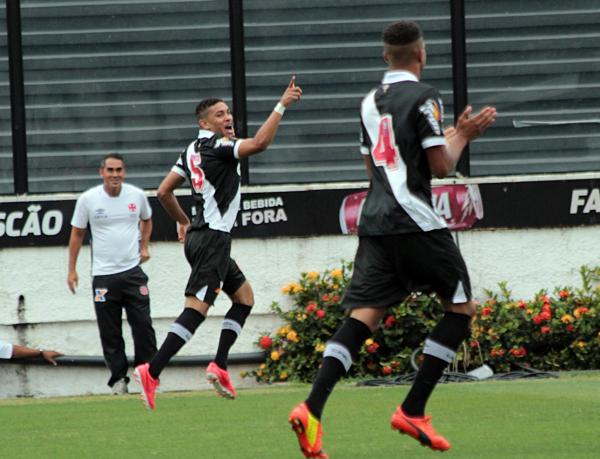 Lucas Barboza comemora o seu gol na partida