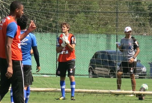 Cotado para entrar no time, Maxi Rodrguez ficou no gol no racho no treino do Vasco