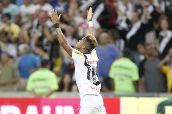 Rafael Silva aps marcar o gol da vitria sobre o Botafogo