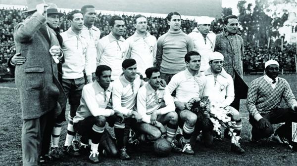 Brasil 1 x 2 Iugoslavia. Em p: A Costa, P de Carvalho, Brilhante (Vasco), Fausto (Vasco), Hermogenes, Italia (Vasco), Joel, Fernando