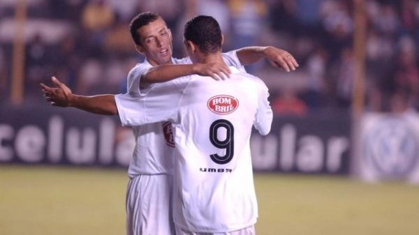 Nen e Ricardo Oliveira (camisa 9) se abraam em partida pelo Santos: jogadores atuaram juntos em 2003