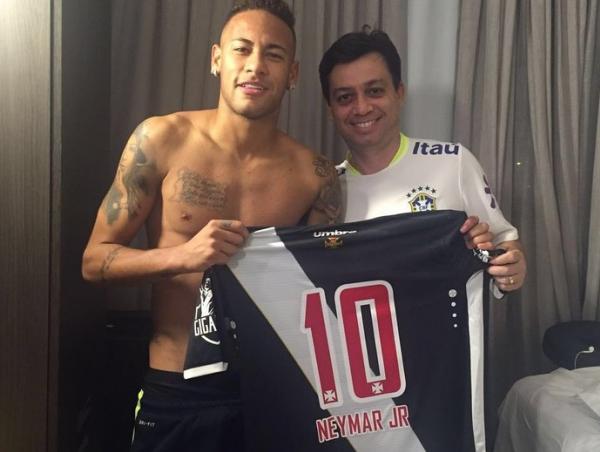 Neymar recebe camisa do Vasco de Alex Evangelista