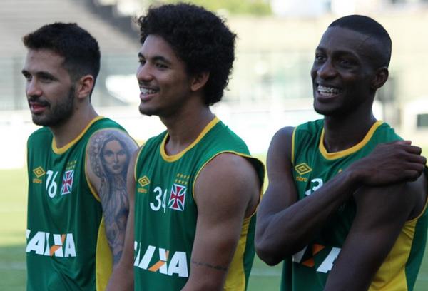 William,  direita, sorri durante treino do Vasco: volante ter nova chance como titular