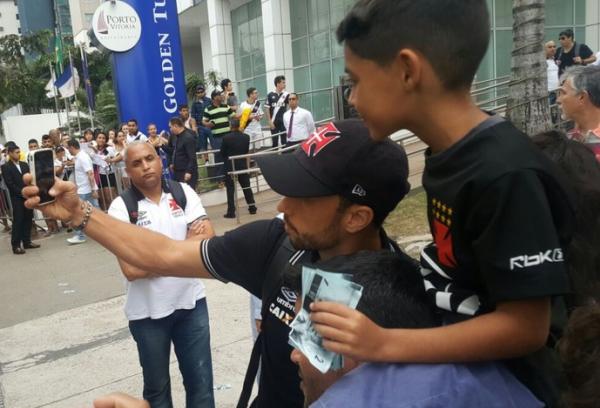 Nen tira foto com torcedor, que segura notas do protesto contra Eurico Miranda