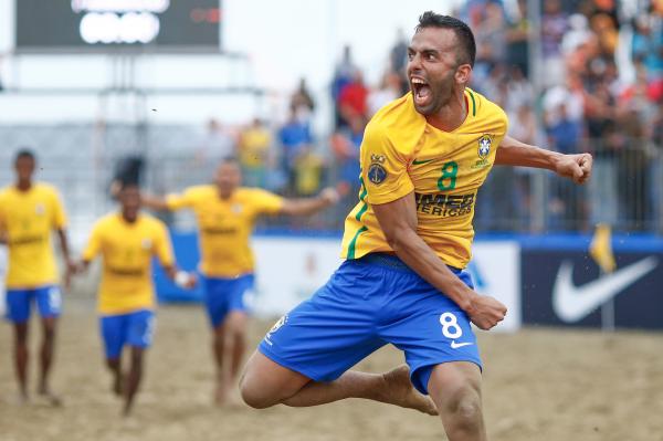  Brasil vence Japo nos pnaltis na abertura do Mundialito Beach Soccer, em Santos