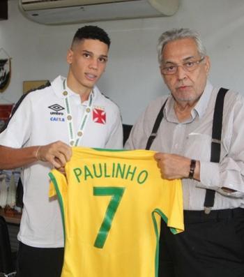 Paulinho posa com o presidente Eurico Miranda em So Janurio