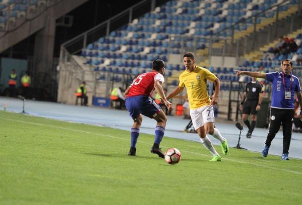 Paulinho em ao contra o Paraguai no Sul-Americano sub-17