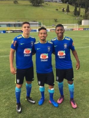 Paulinho com Alan, do Palmeiras, e Wesley, do Flamengo