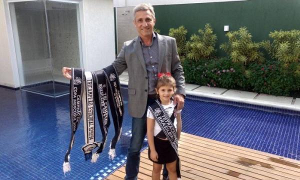Alexandre Campello mostra as faixas de campeão ao lado da filha
