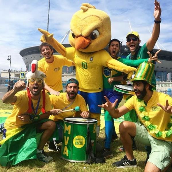 Luiz (de boné verde, agachado na frente do Canarinho) é o autor do hit que explodiu na Copa da Rússia