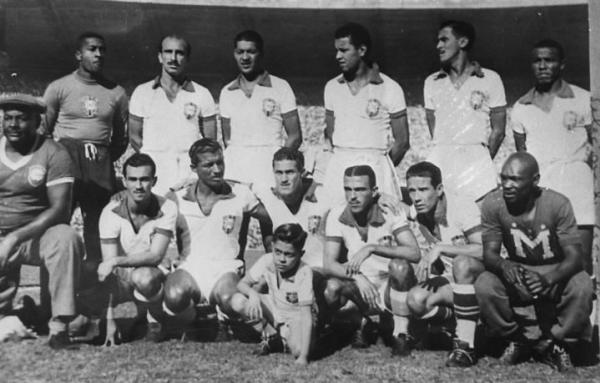 Seleção Brasileira de 1950- Em pé: Barbosa, Augusto, Juvenal, Bauer e Bigode; Agachados: Friaça, Zizinho, Ademir, Jair, Chico e Mário Américo (massagista)