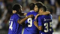 Jogadores comemoram gol de Alecsandro