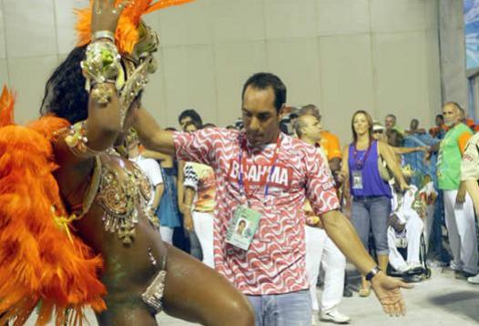 2008: Edmundo 'evolui' com passista do Salgueiro no Desfile das Campeãs