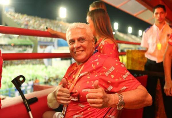 2013: Roberto Dinamite vai à Sapucaí de muletas e recebe críticas